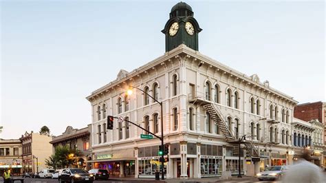 𝗧𝗛𝗘 𝟭𝟬 𝗕𝗘𝗦𝗧 Hotels in Petaluma, CA .